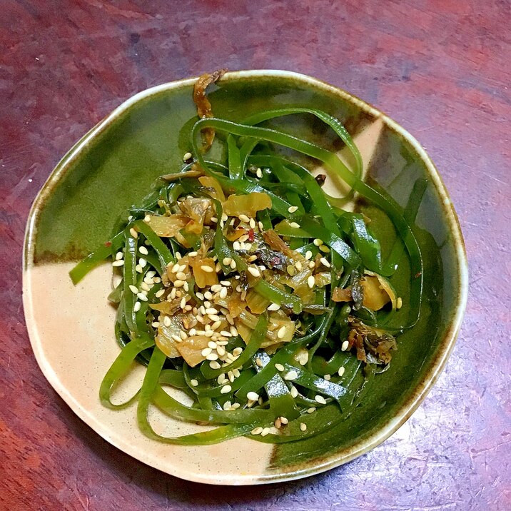 切り昆布と辛子高菜の炒め物。